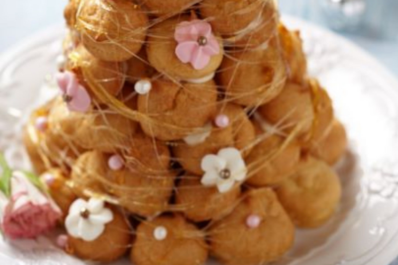 French cake made by assembling cream puffs into a conical tower